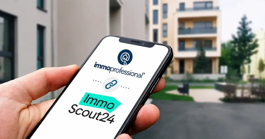 Handydisplay mit ImmoScout24 und immoprofessional Logo, verbunden durch eine Klammer, sinnbildlich für die Kooperation