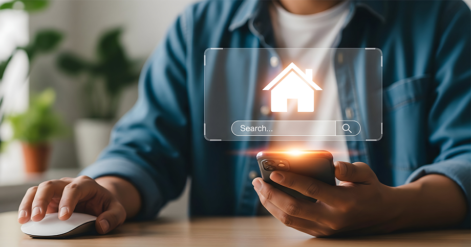 Symbolbild für die Immobiliensuche mit künstlicher Intelligenz: Smartphone mit digitaler Suchoberfläche und Haussymbol