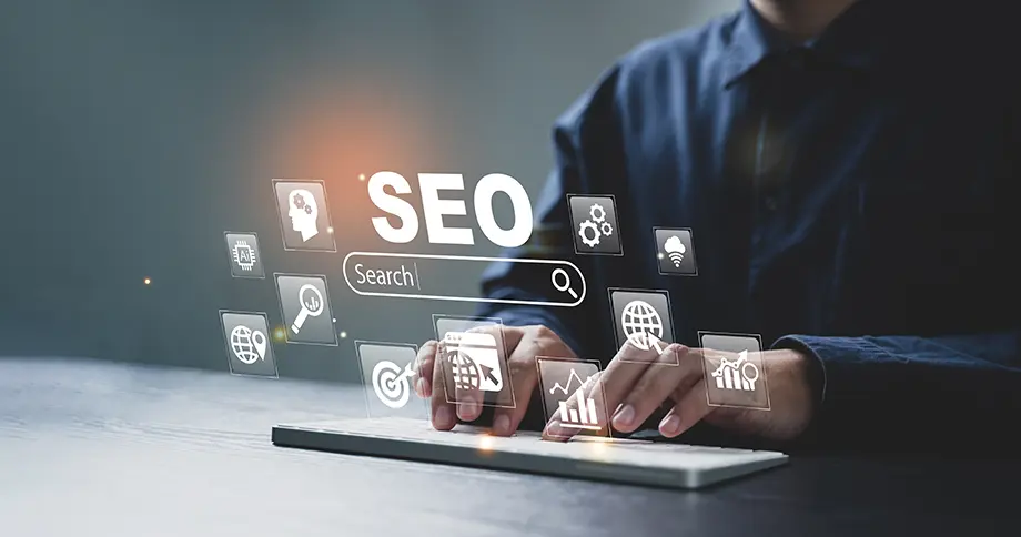 Person arbeitet am Tablet mit eingeblendeten SEO-Symbolen und Suchleiste – visuelle Darstellung von digitalem Marketing und Suchmaschinenoptimierung